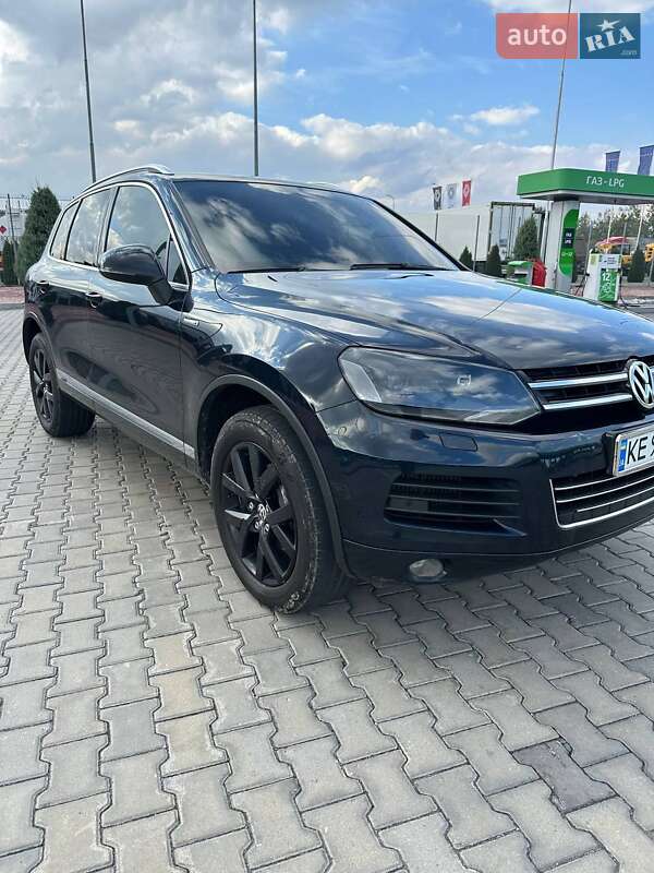 Внедорожник / Кроссовер Volkswagen Touareg 2014 в Днепре
