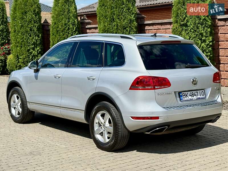 Внедорожник / Кроссовер Volkswagen Touareg 2013 в Ровно