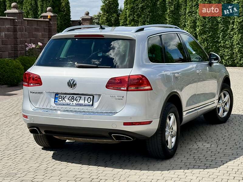 Внедорожник / Кроссовер Volkswagen Touareg 2013 в Ровно