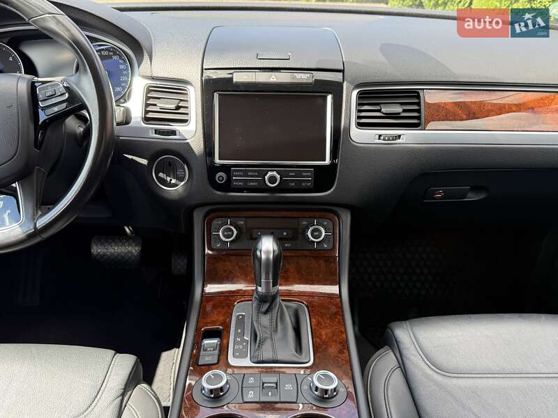 Внедорожник / Кроссовер Volkswagen Touareg 2013 в Ровно