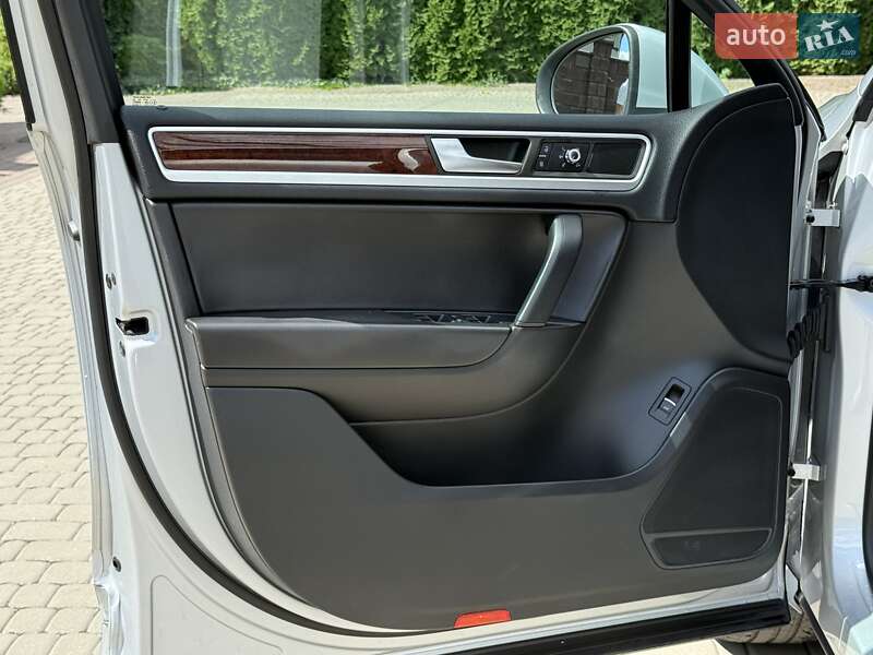 Внедорожник / Кроссовер Volkswagen Touareg 2013 в Ровно