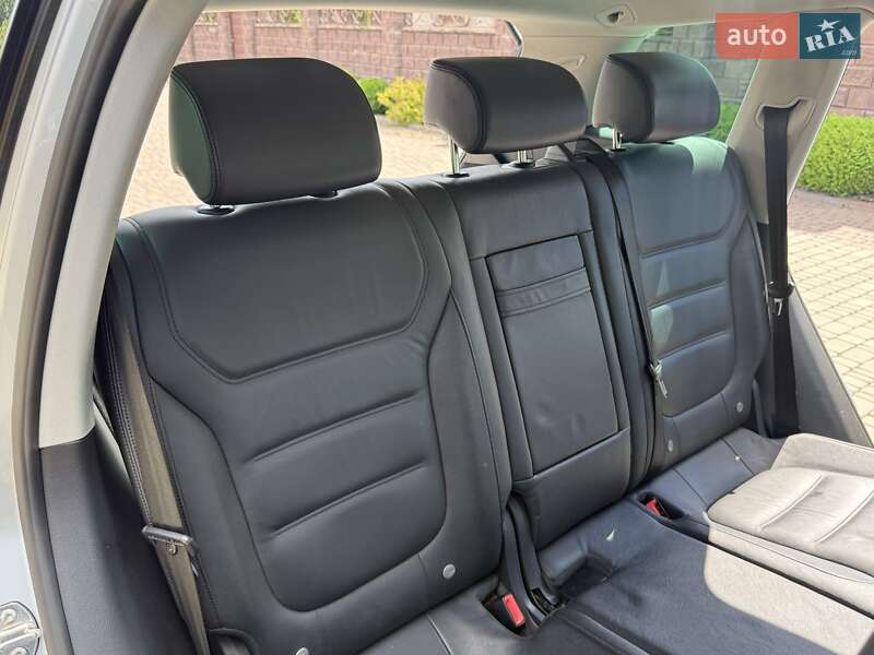 Внедорожник / Кроссовер Volkswagen Touareg 2013 в Ровно