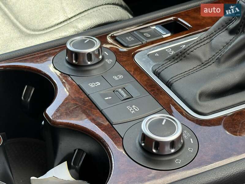 Внедорожник / Кроссовер Volkswagen Touareg 2013 в Ровно