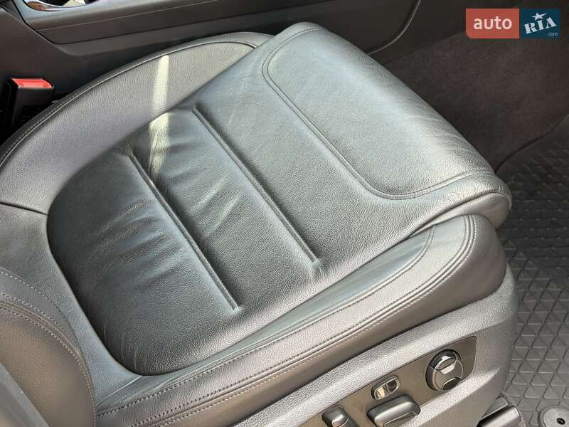 Внедорожник / Кроссовер Volkswagen Touareg 2013 в Ровно