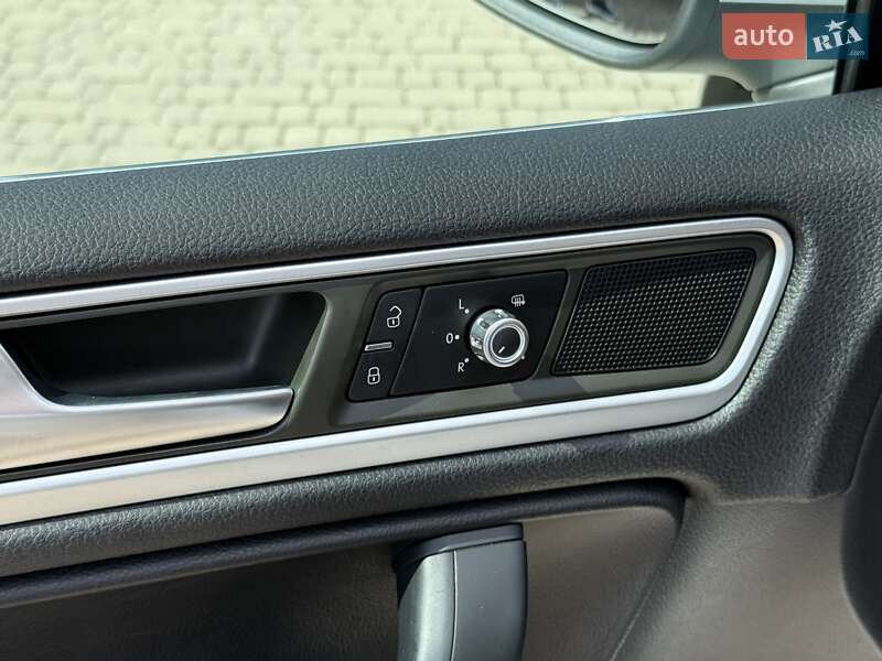 Внедорожник / Кроссовер Volkswagen Touareg 2013 в Ровно