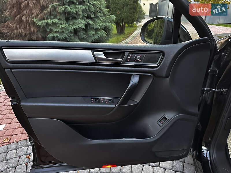 Позашляховик / Кросовер Volkswagen Touareg 2011 в Хусті