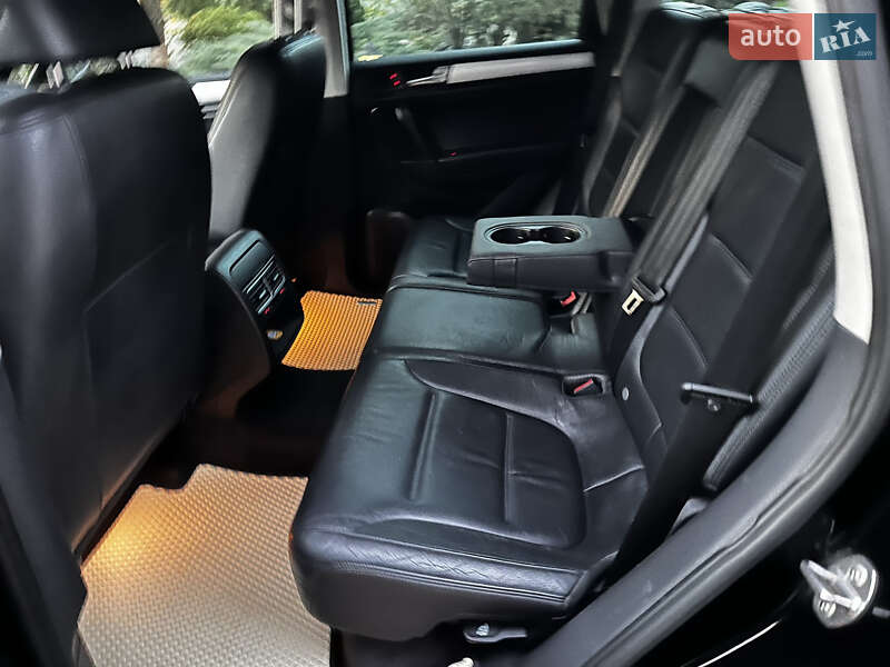 Позашляховик / Кросовер Volkswagen Touareg 2011 в Хусті
