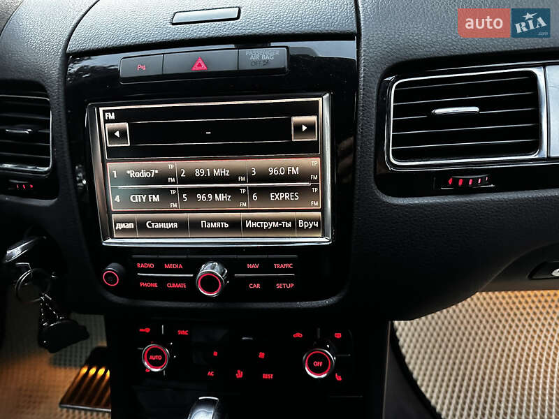 Позашляховик / Кросовер Volkswagen Touareg 2011 в Хусті