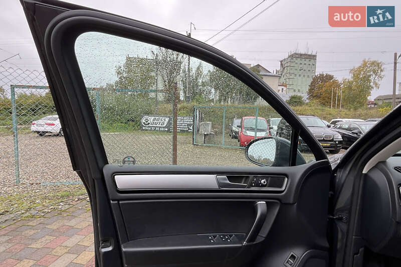 Позашляховик / Кросовер Volkswagen Touareg 2015 в Стрию