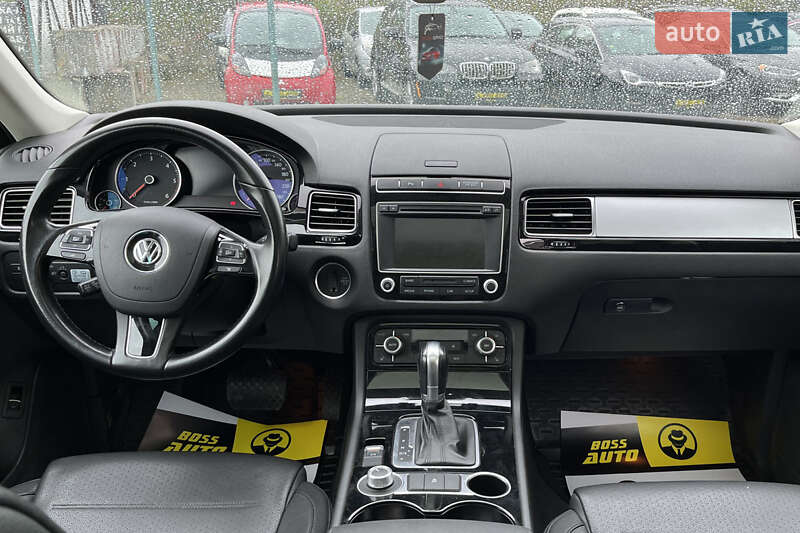 Позашляховик / Кросовер Volkswagen Touareg 2015 в Стрию