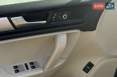 Внедорожник / Кроссовер Volkswagen Touareg 2012 в 