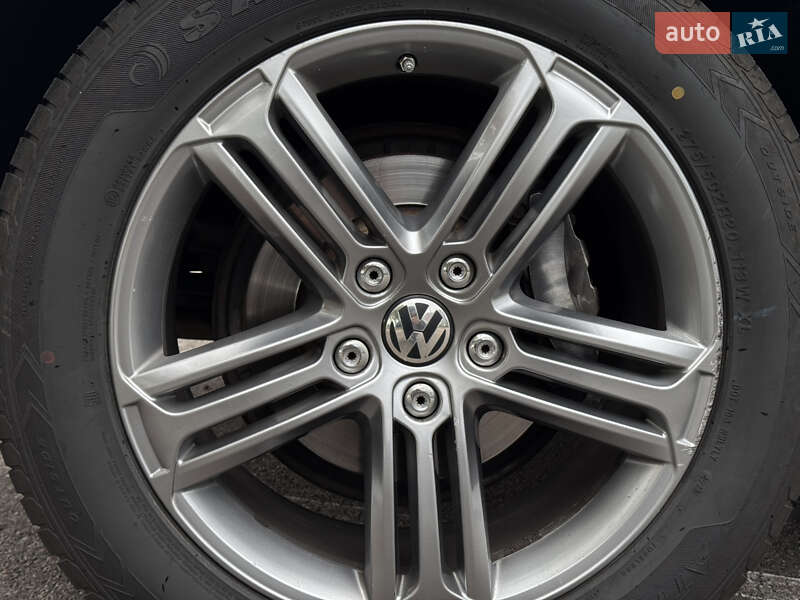 Позашляховик / Кросовер Volkswagen Touareg 2016 в Києві