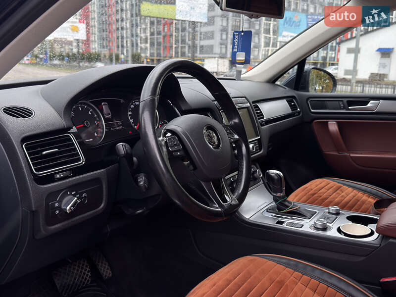Позашляховик / Кросовер Volkswagen Touareg 2016 в Києві