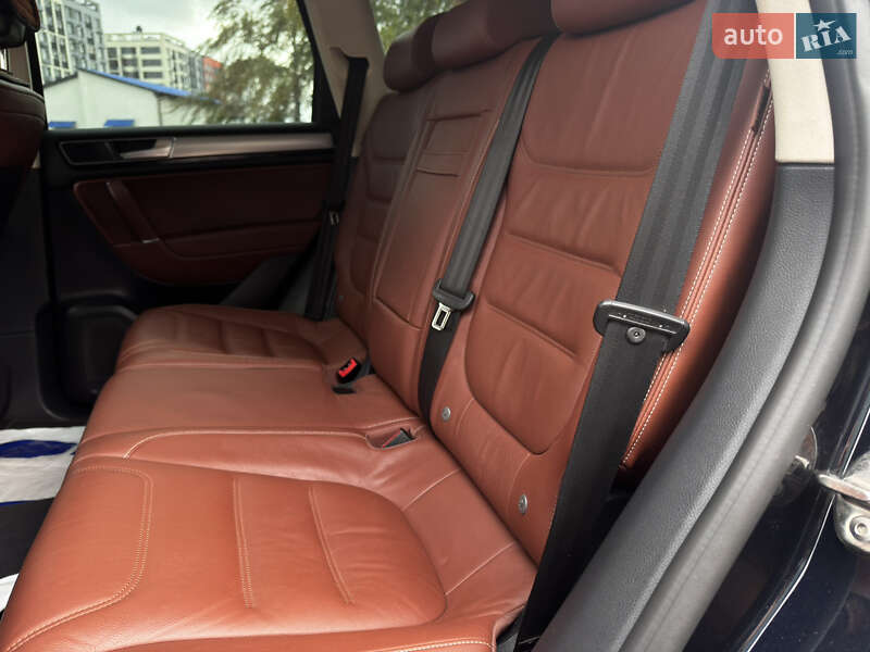 Позашляховик / Кросовер Volkswagen Touareg 2016 в Києві