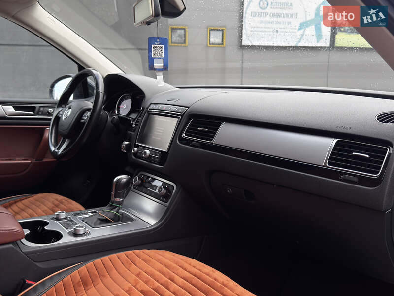 Позашляховик / Кросовер Volkswagen Touareg 2016 в Києві