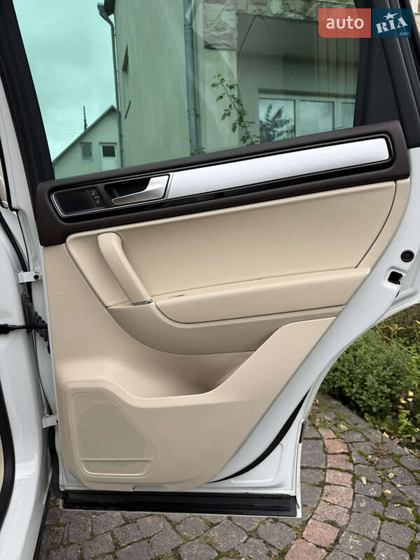 Внедорожник / Кроссовер Volkswagen Touareg 2015 в Тернополе