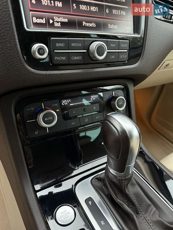 Внедорожник / Кроссовер Volkswagen Touareg 2015 в Тернополе