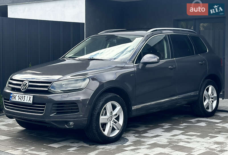 Внедорожник / Кроссовер Volkswagen Touareg 2011 в Ровно
