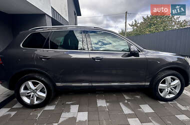 Позашляховик / Кросовер Volkswagen Touareg 2011 в 