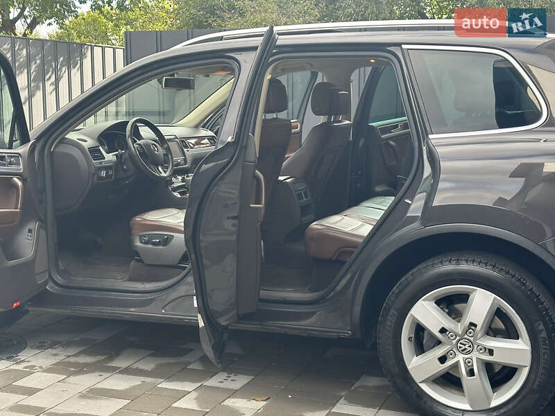 Внедорожник / Кроссовер Volkswagen Touareg 2011 в Ровно