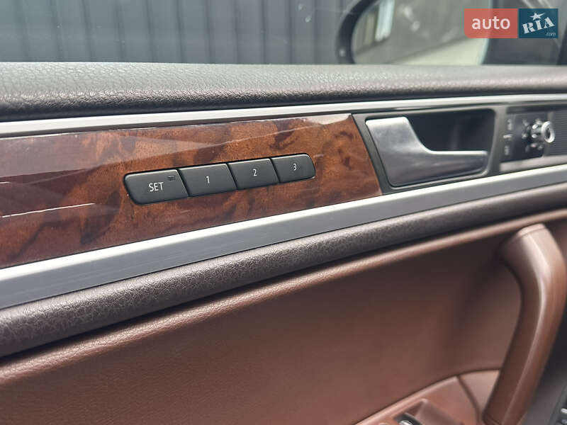 Внедорожник / Кроссовер Volkswagen Touareg 2011 в Ровно