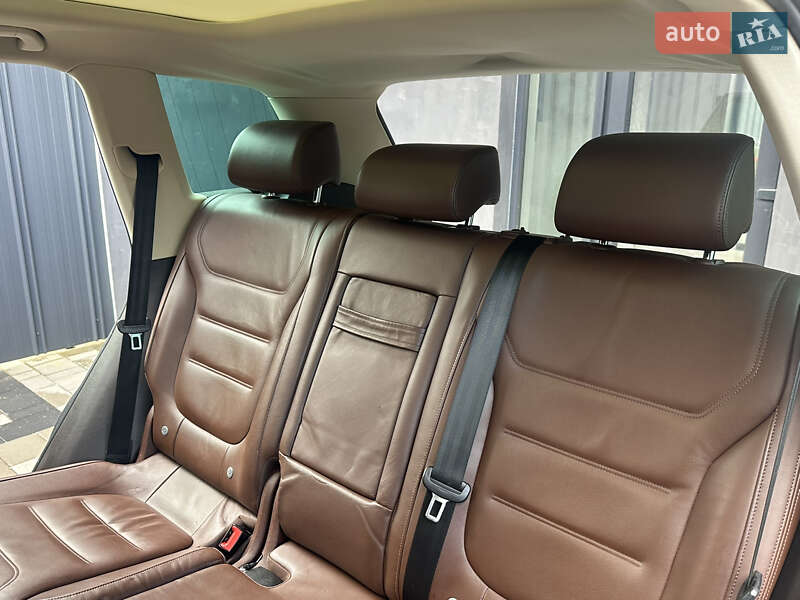 Внедорожник / Кроссовер Volkswagen Touareg 2011 в Ровно