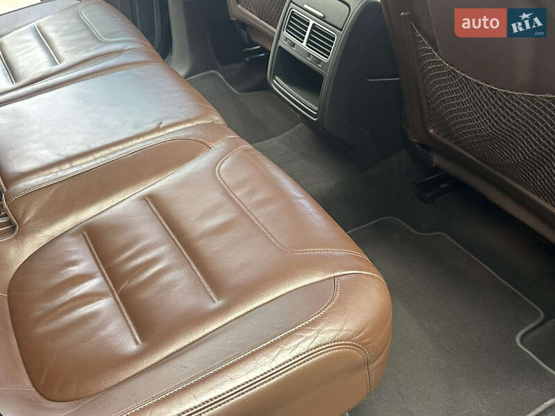 Внедорожник / Кроссовер Volkswagen Touareg 2011 в Ровно