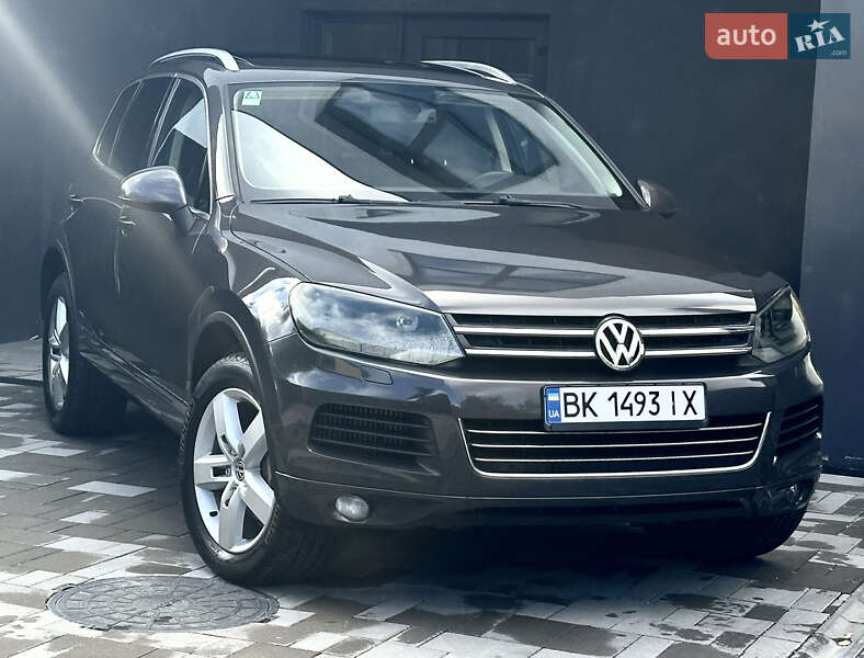 Внедорожник / Кроссовер Volkswagen Touareg 2011 в Ровно