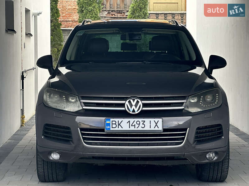 Внедорожник / Кроссовер Volkswagen Touareg 2011 в Ровно