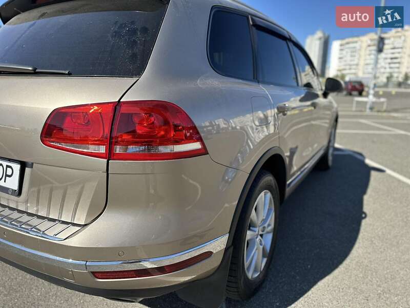 Позашляховик / Кросовер Volkswagen Touareg 2015 в Києві