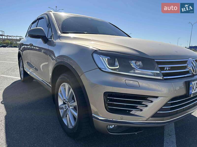 Позашляховик / Кросовер Volkswagen Touareg 2015 в Києві