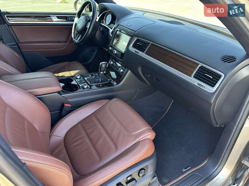 Позашляховик / Кросовер Volkswagen Touareg 2015 в Києві