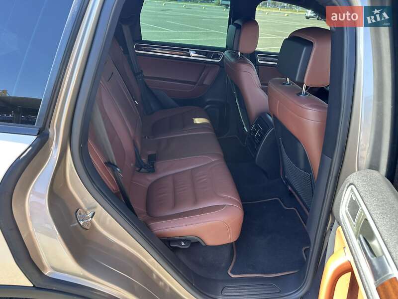 Позашляховик / Кросовер Volkswagen Touareg 2015 в Києві