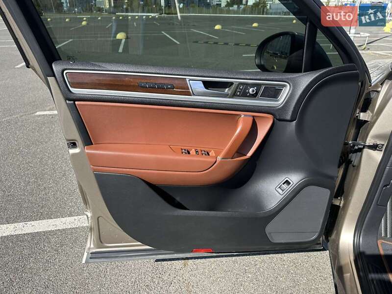 Позашляховик / Кросовер Volkswagen Touareg 2015 в Києві