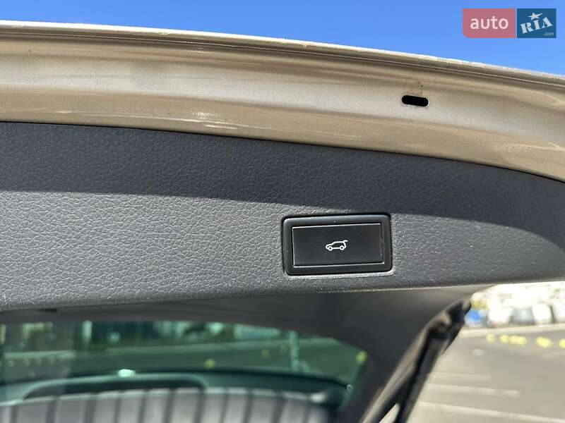 Позашляховик / Кросовер Volkswagen Touareg 2015 в Києві