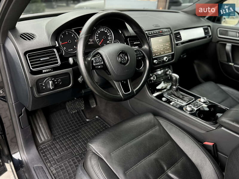 Позашляховик / Кросовер Volkswagen Touareg 2016 в Одесі