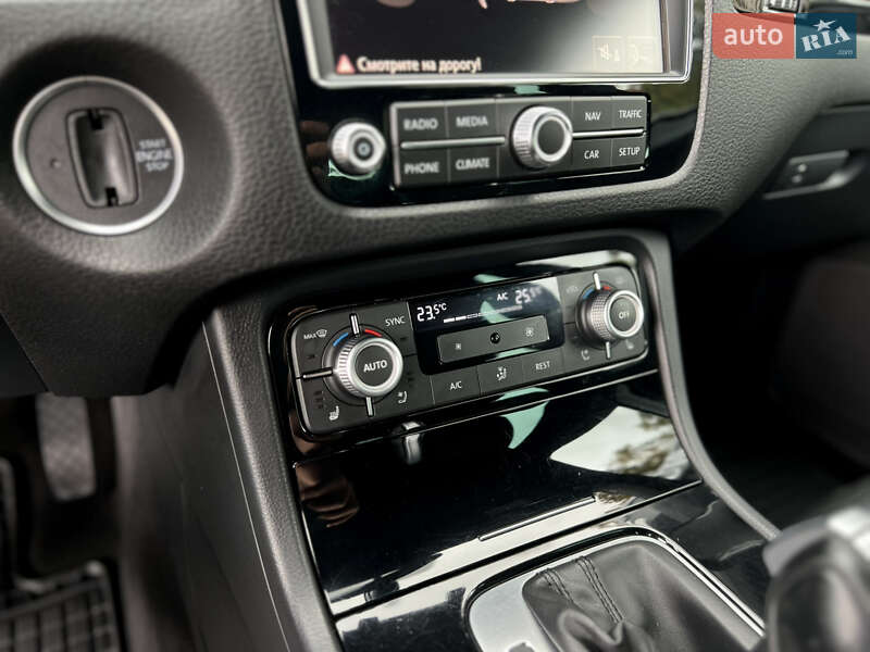 Позашляховик / Кросовер Volkswagen Touareg 2016 в Одесі