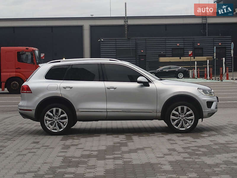 Внедорожник / Кроссовер Volkswagen Touareg 2015 в Киеве