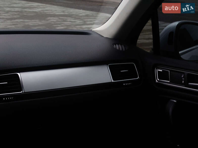 Внедорожник / Кроссовер Volkswagen Touareg 2015 в Киеве