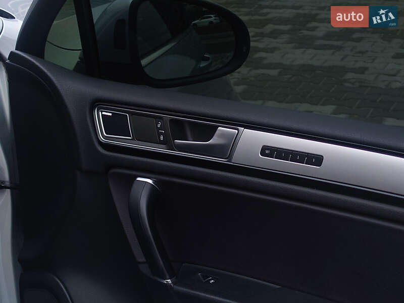 Внедорожник / Кроссовер Volkswagen Touareg 2015 в Киеве