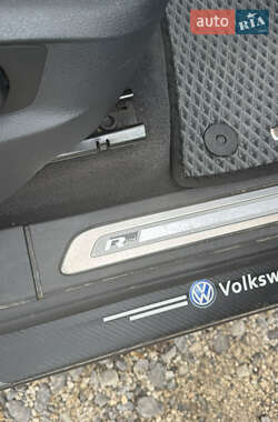 Внедорожник / Кроссовер Volkswagen Touareg 2015 в 