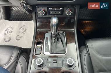 Внедорожник / Кроссовер Volkswagen Touareg 2011 в 