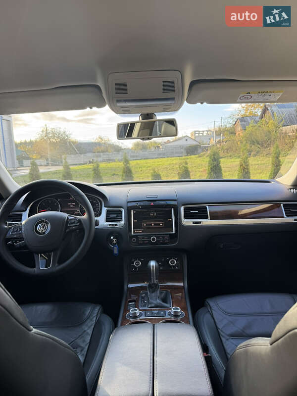Внедорожник / Кроссовер Volkswagen Touareg 2014 в Киеве