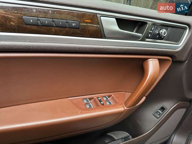 Внедорожник / Кроссовер Volkswagen Touareg 2013 в Полтаве