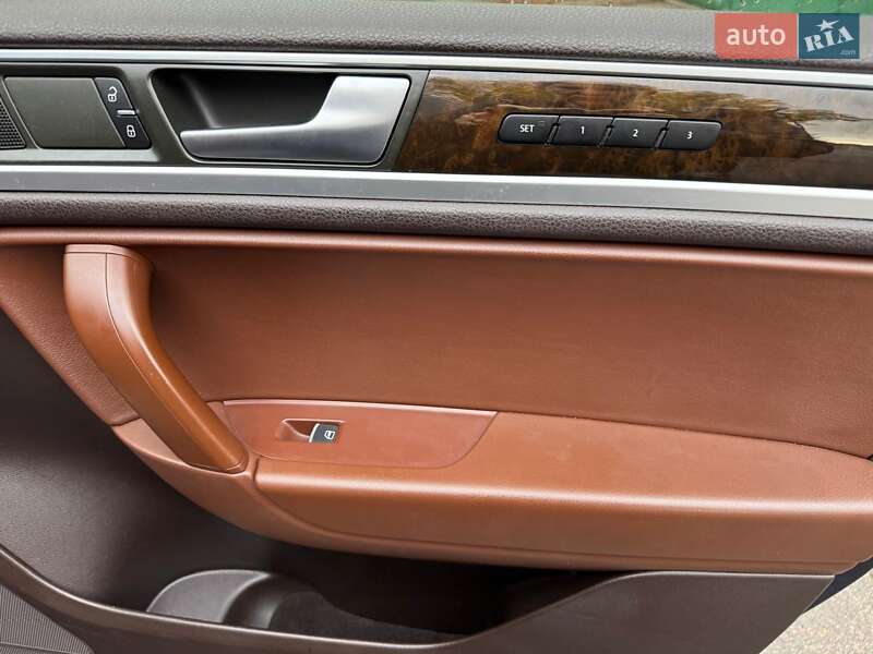 Внедорожник / Кроссовер Volkswagen Touareg 2013 в Полтаве