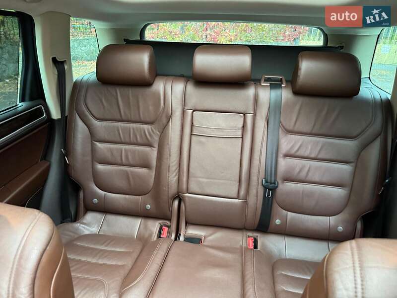 Внедорожник / Кроссовер Volkswagen Touareg 2013 в Полтаве