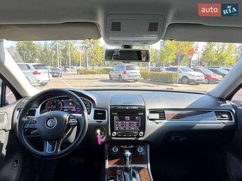 Внедорожник / Кроссовер Volkswagen Touareg 2012 в Киеве