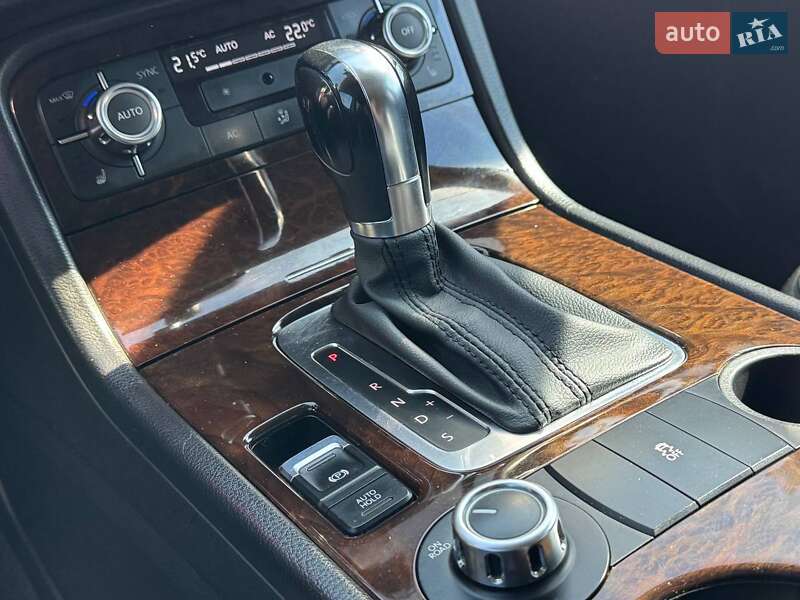 Внедорожник / Кроссовер Volkswagen Touareg 2012 в Киеве
