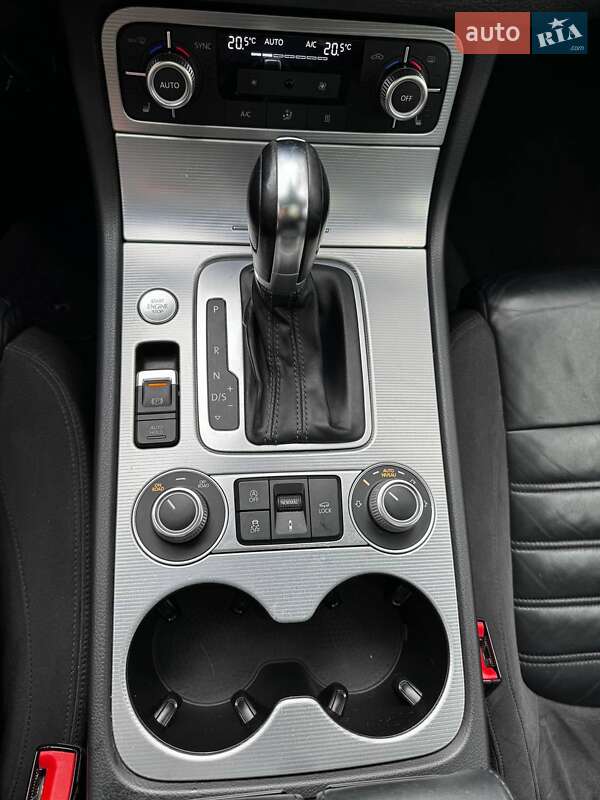 Внедорожник / Кроссовер Volkswagen Touareg 2016 в Тернополе