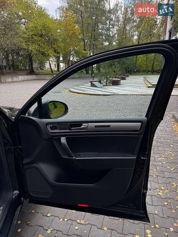 Внедорожник / Кроссовер Volkswagen Touareg 2016 в Тернополе